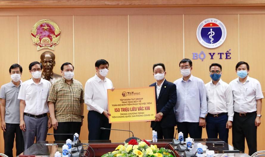 Ông Đỗ Quang Hiển, Chủ tịch HĐQT kiêm Tổng Giám đốc T&T Group, trao tặng toàn bộ bơm kim tiêm phục vụ chiến dịch tiêm 150 triệu liều vaccine phòng COVID-19
