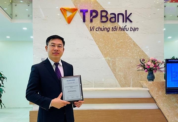 Ông Đinh Văn Chiến – Phó Tổng Giám đốc TPBank nhận giải thưởng The Asian Banker