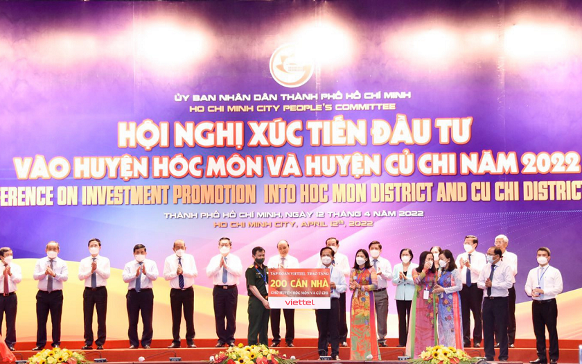 Chủ tịch - Tổng Giám đốc Viettel trao tặng 200 căn nhà tình nghĩa cho hai huyện Hóc Môn và Củ Chi.
