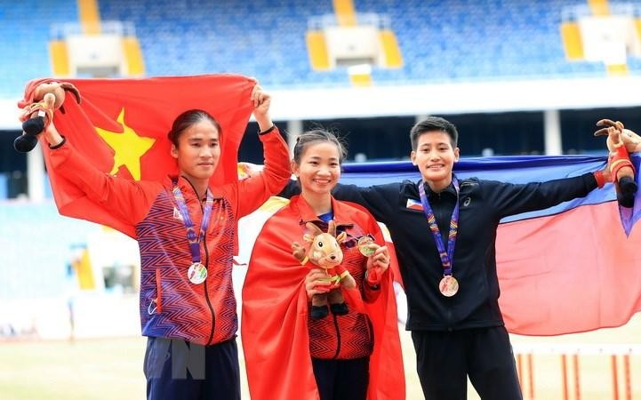 Vận động viên Nguyễn Thị Oanh nhận huy chương Vàng nội dung chạy 3000m vượt chướng ngoại vật. (Ảnh: Huy Hùng/TTXVN)