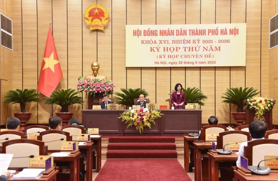 Phó Chủ tịch Thường trực HĐND TP Hà Nội Phùng Thị Hồng Hà điều hành phiên thảo luận