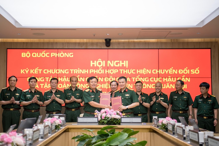 Đồng chí Trần Duy Giang, Chủ nhiệm Tổng cục Hậu cần và Chủ tịch Tập đoàn Viettel Đại tá Tào Đức Thắng ký kết hợp tác về chuyển đổi số.