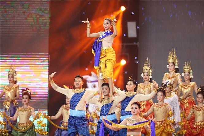 Chương trình biểu diễn nghệ thuật chào mừng của đất nước Chùa Tháp bằng Vũ điệu Apsara - biểu tượng của văn hóa, tâm hồn và bản sắc của người Khmer. Ảnh: TTXVN