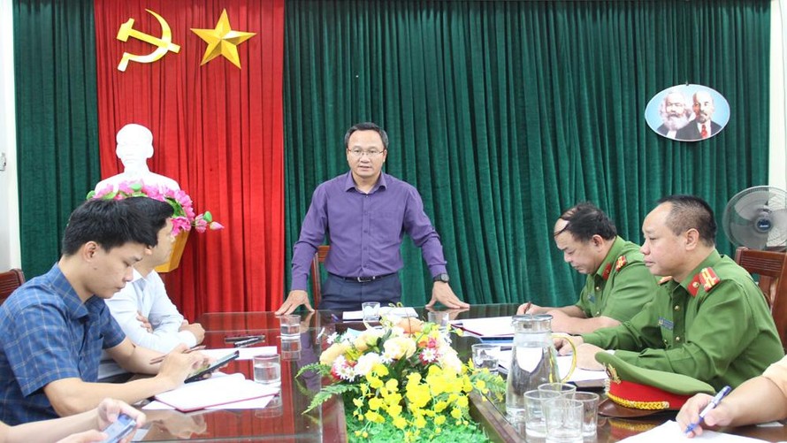 Đồng chí Khuất Việt Hùng làm việc với đại diện lãnh đạo Sở Giao thông vận tải và Công an thành phố Bắc Giang.
