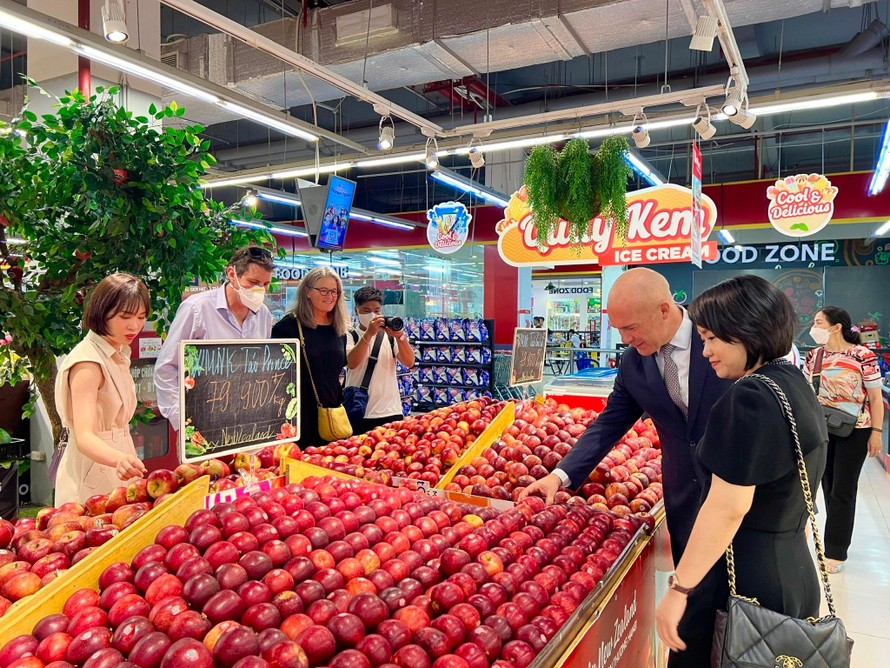 Ông Joe Nelson và bà Nguyễn Thị Phương tham quan gian hàng trái cây New Zealand
