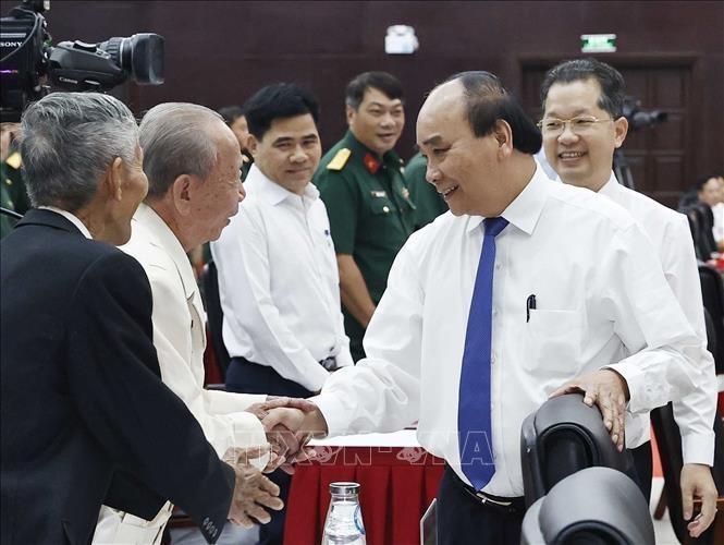 Chủ tịch nước Nguyễn Xuân Phúc và các đại biểu tham dự hội thảo