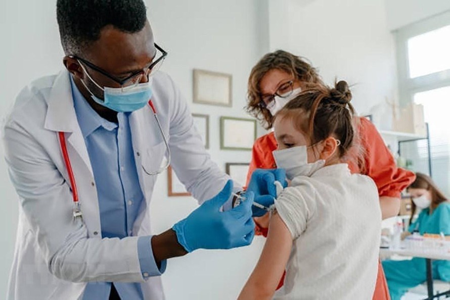 Australia dùng vaccine Pfizer tiêm mũi tăng cường cho trẻ từ 5-11 tuổi