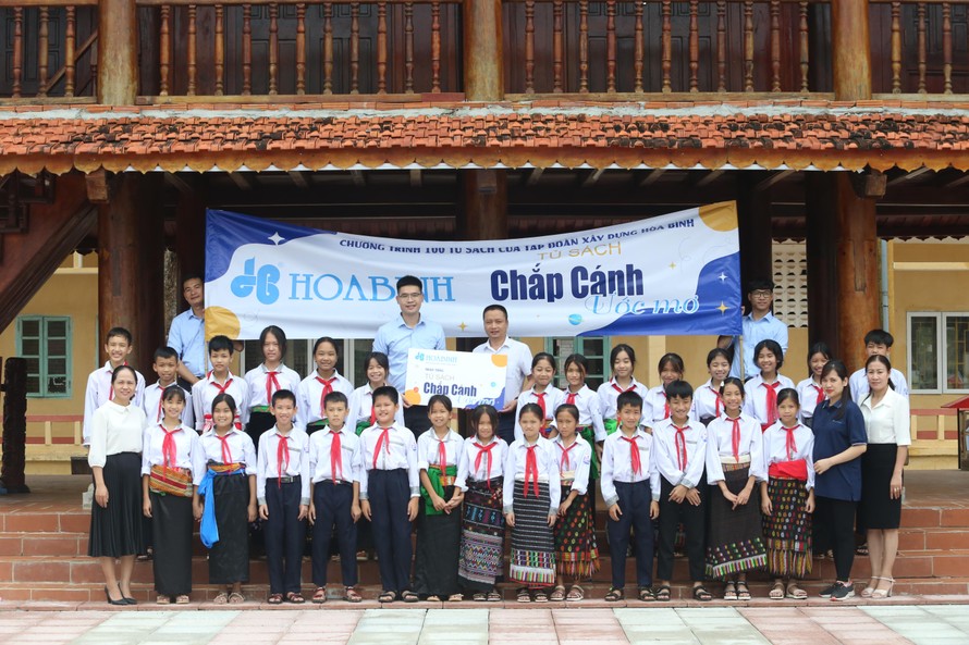 Tập đoàn Xây dựng Hòa Bình trao tặng 100 tủ sách cho các trường gặp khó khăn trên cả nước
