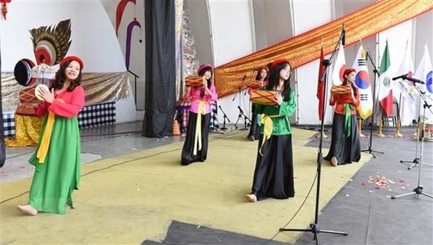 Tiết mục múa Trống cơm của Việt Nam nhằm quảng bá văn hóa ASEAN tại Mexico. (Ảnh: Lưu Việt Hùng/TTXVN)