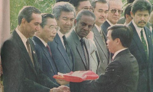 Ông Đỗ Ngọc Sơn trao cờ Việt Nam cho Tổng thư ký ASEAN trong lễ kết nạp năm 1995. Ảnh: NVCC.