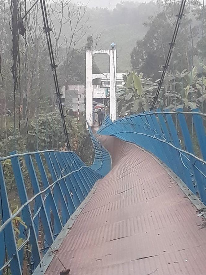 Cầu treo bắc qua sông Trường bị đứt cáp khiến học sinh lớp 4 rơi xuống sông