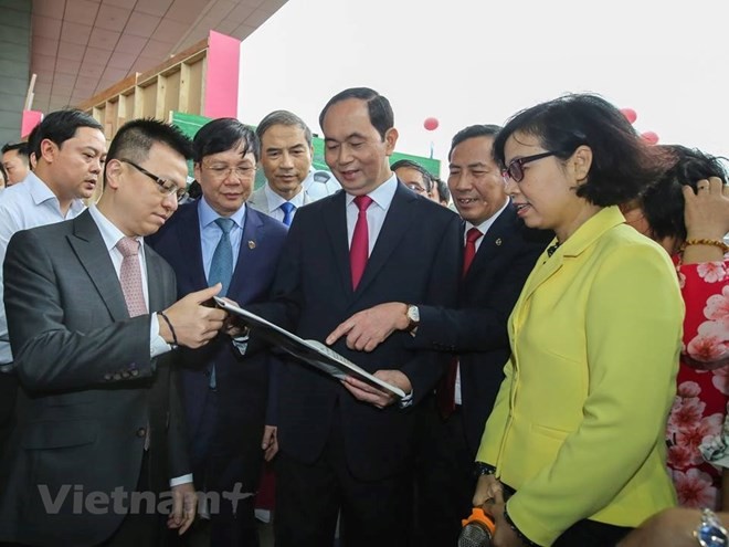 Chủ tịch nước Trần Đại Quang thăm gian trưng bày của TTXVN tại Hội báo toàn quốc. (Ảnh: Lê Minh Sơn/Vietnam+)