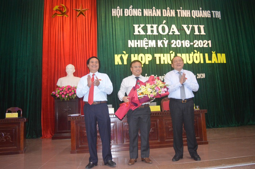 ​Ông Võ Văn Hưng (trái), ông Lê Đức Tiến (giữa) tại phiên họp HĐND tỉnh Quảng Trị ngày 9/6/2020