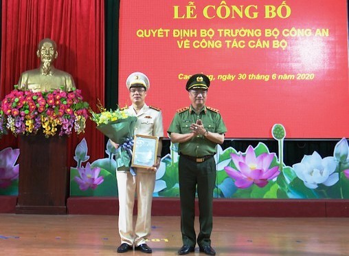 Thượng tướng Nguyễn Văn Thành trao quyết định và chúc mừng Đại tá Vũ Hồng Quang.