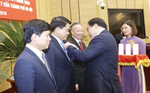 Bí thư Thành ủy Hà Nội trao Huân chương Lao động hạng nhất cho ông Nguyễn Đức Chung. 