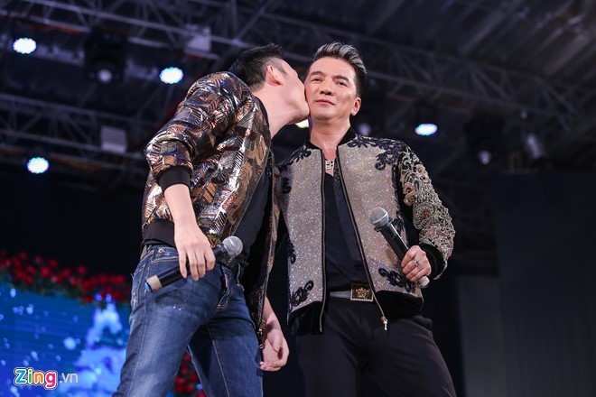 Dương Triệu Vũ thể hiện tình cảm với Mr. Đàm trên sân khấu. 