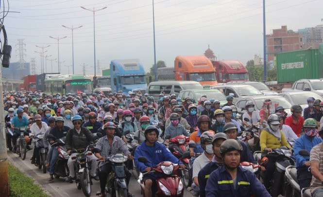 Hàng ngàn người chen chúc trên đại lộ Mai Chí Thọ
