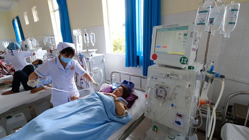 Khoa lọc máu Bệnh viện Đa khoa tỉnh Lâm Đồng lúc nào cũng trong tình trạng kín người bệnh chạy thận
