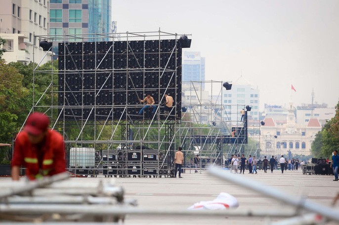 10 màn hình cỡ lớn đang được lắp đặt tại phố đi bộ Nguyễn Huệ. Ảnh: NLĐ