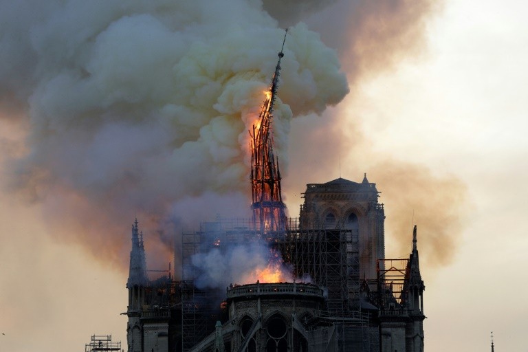 Lính cứu hỏa chạy đua với thời gian để giải cứu Nhà thờ Đức Bà Paris