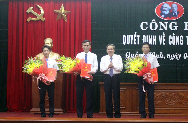 Bí thư Tỉnh ủy Hoàng Đăng Quang trao quyết định và chúc mừng các đồng chí. Ảnh: VGP