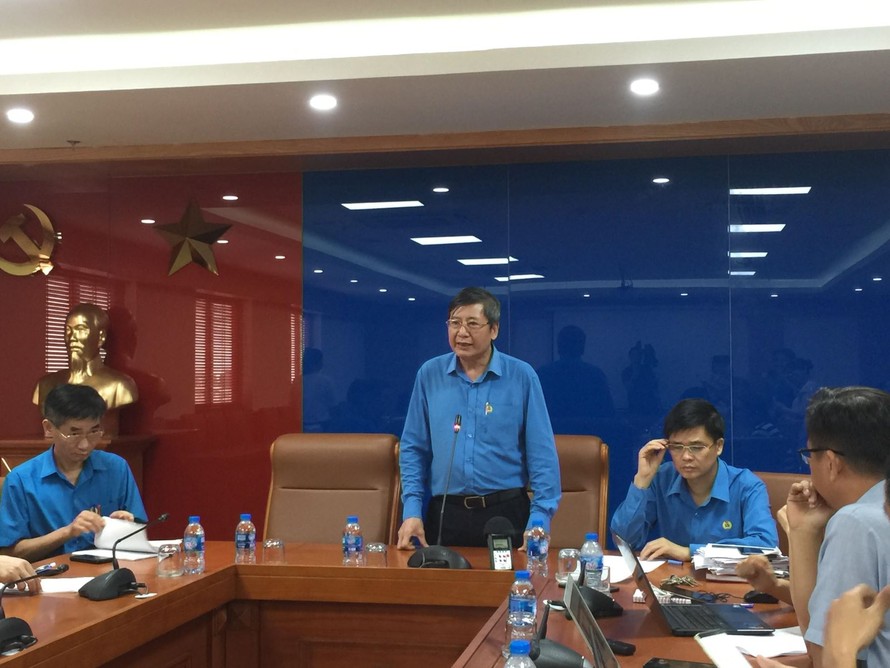 Ông Phan Văn Anh (đứng) - Phó chủ tịch Tổng Liên đoàn Lao động Việt Nam trao đổi thông tin về trường Đại học Tôn Đức Thắng. Ảnh: TTXVN