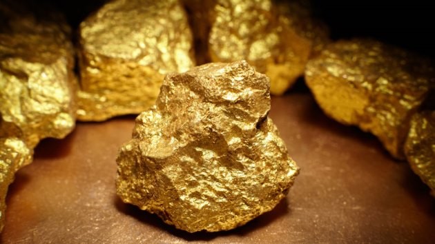 Giá vàng ngày 17/6: Đà tăng của kim quý vàng bị đồng USD kìm hãm