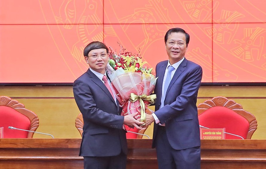 Đồng chí Nguyễn Văn Đọc chúc mừng đồng chí Nguyễn Xuân Ký được bầu làm Bí thư Tỉnh ủy Quảng Ninh.