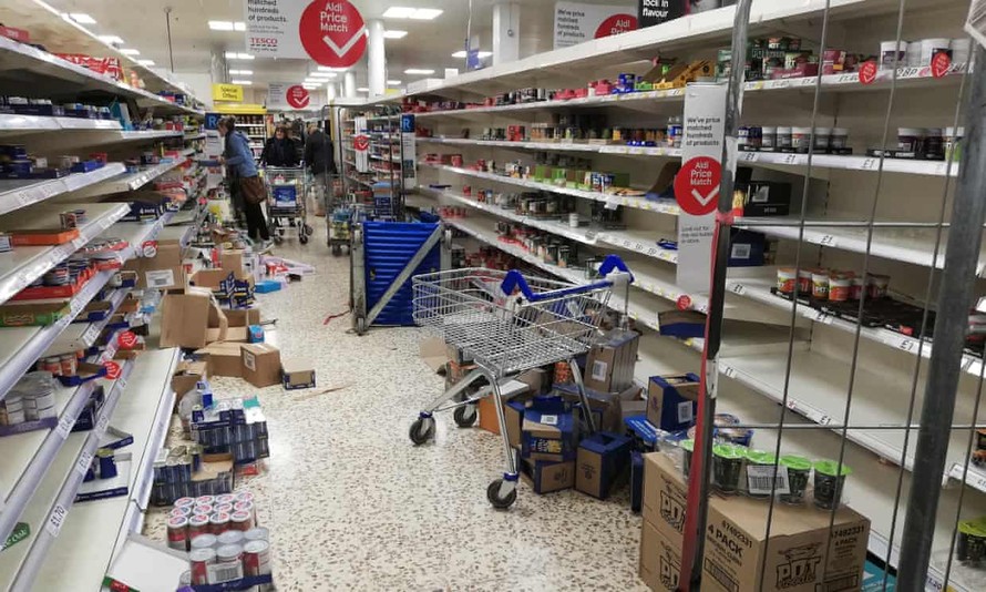 Khung cảnh như trong cuộc bạo loạn ở siêu thị Tesco, Colney Hatch, phía bắc London. Ảnh: The Guardian