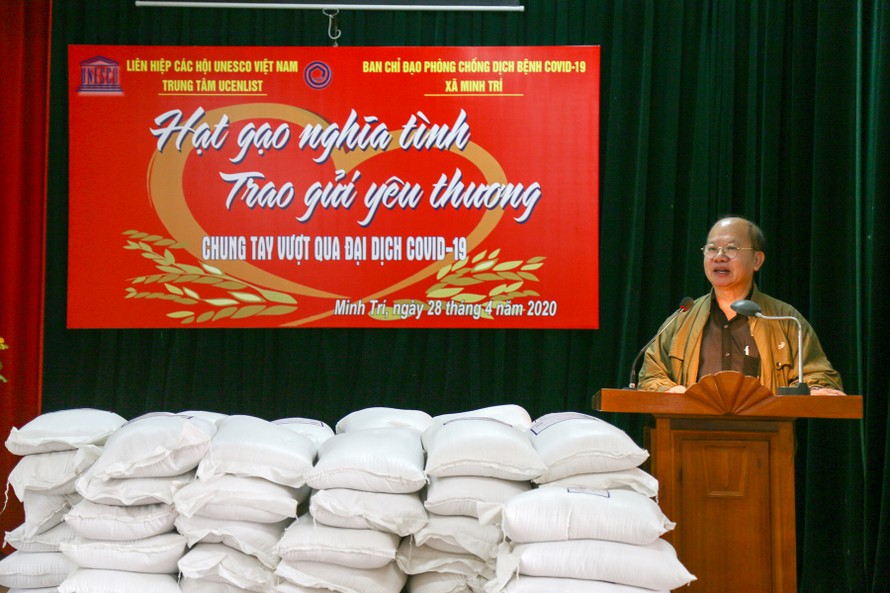 Liên hiệp các Hội UNESCO Việt Nam tặng quà cho nhân dân xã Minh Trí