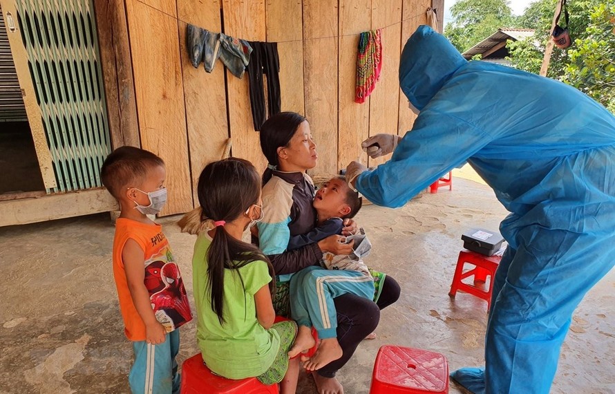 Nhân viên Y tế lấy mẫu xét nghiệm bạch hầu tại thôn 7, xã Cư Króa, huyện M’Đrắk. Ảnh: TTXVN