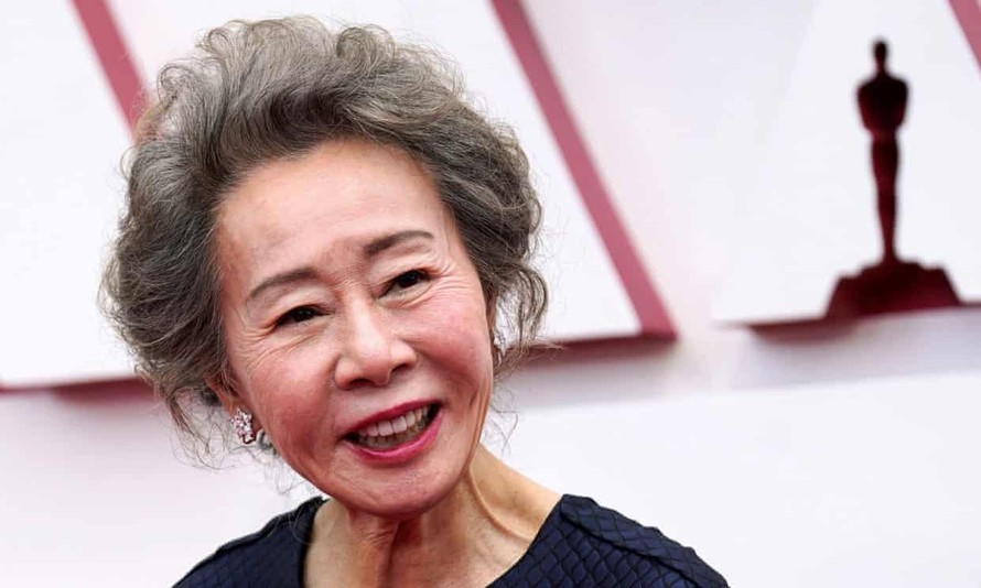 'Bà ngoại' Youn Yuh-jung đoạt tượng vàng Oscar