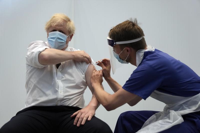 Thủ tướng Anh Boris Johnson tiêm mũi vaccin thứ hai hôm 3/6. Ảnh: AP
