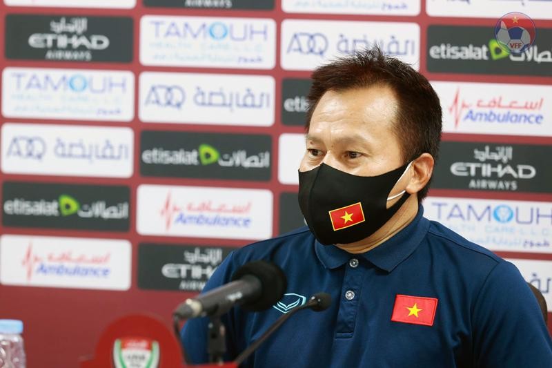 Trợ lý HLV Lư Đình Tuấn trả lời họp báo sau trận đấu. Ảnh: VFF