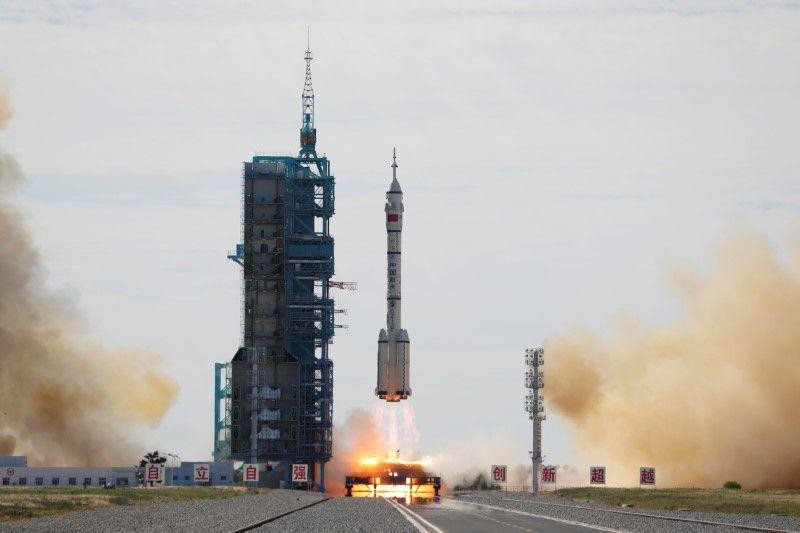 Trung Quốc phóng tàu vũ trụ có người lái vào không gian