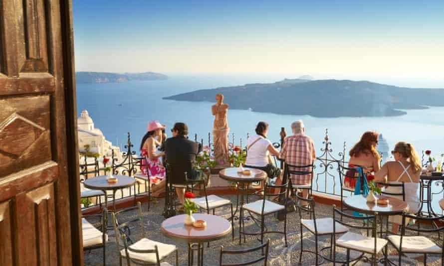 Các quán bar tại Hy Lạp hiện chỉ phục vụ những khách đã được tiêm chủng. Ảnh: The Guardian