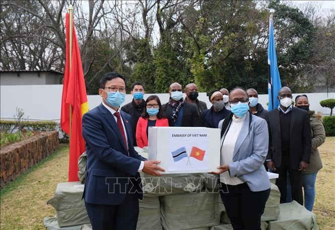 Người Việt tại Nam Phi hỗ trợ khẩu trang cho Namibia và Botswana