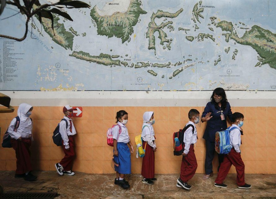 Trường học Indonesia mở cửa trở lại 