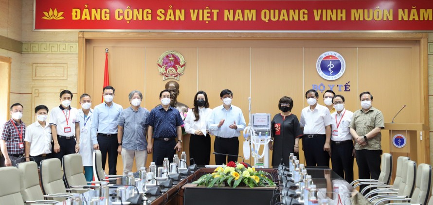 Bộ trưởng Y tế Nguyễn Thanh Long và đại diện các bệnh viện Đại học Y Hà Nội, Việt Đức, Bạch Mai tiếp nhận 34 máy thở chức năng cao do Tập đoàn TH, Ngân hàng TMCP Bắc Á và Quỹ Vì Tầm Vóc Việt trao tặng.