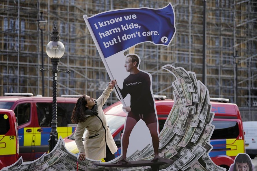 Người biểu tình chống Facebook đặt mô hình chế nhạo Mark Zuckerberg bên ngoài tòa nhà quốc hội Anh. Ảnh: AP