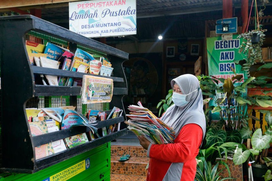 Raden Roro Hendarti - người sáng lập mô hình đổi rác lấy sách tại Indonesia. Ảnh: Reuters