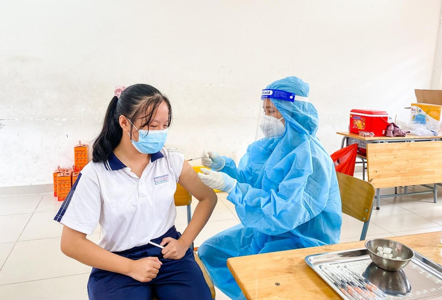 Đà Nẵng tiêm vaccine cho học sinh lớp 8,9