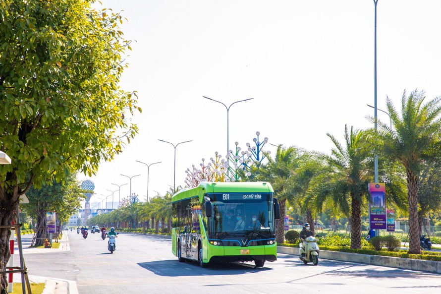 Xe buýt điện VinBus đã chính thức kết nối với hệ thống vận tải hành khách công cộng Hà Nội.