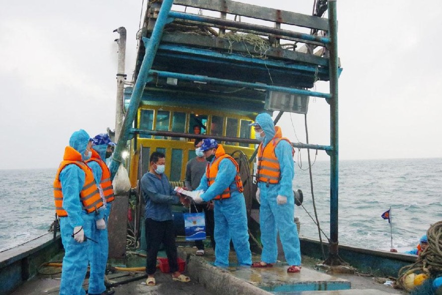 Cảnh sát biển tuyên truyền IUU cho ngư dân 