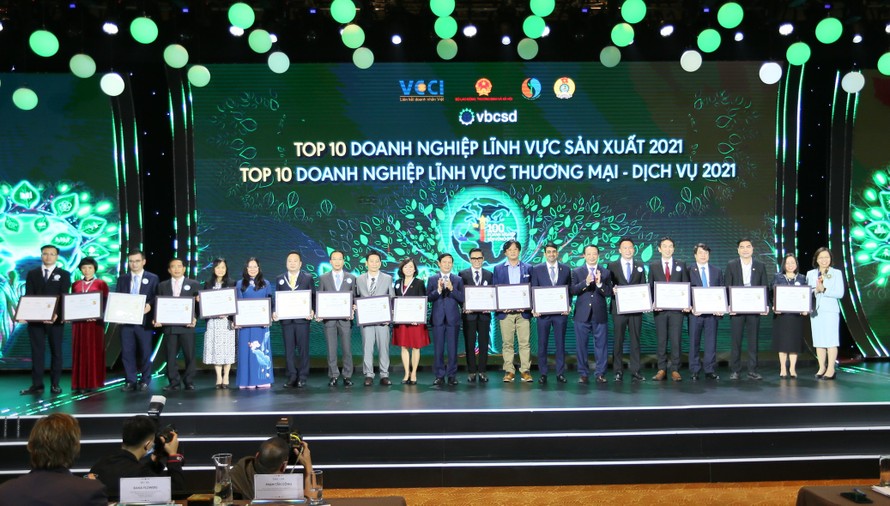 Đại diện Vinamilk (thứ 5 từ bên trái) cùng các doanh nghiệp trong Top các doanh nghiệp bền vững nhất Việt Nam năm 2021 thuộc hai lĩnh vực: sản xuất và thương mại – dịch vụ.