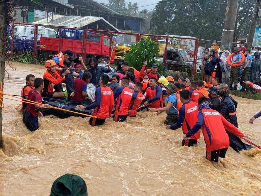 Bão Rai khiến miền Trung Philippines ngập lụt nghiêm trọng