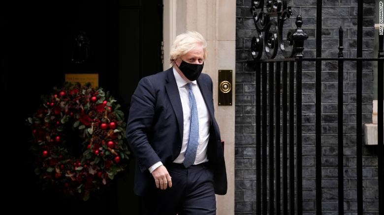Báo giới công bố ảnh Thủ tướng Anh dự tiệc trong giai đoạn phong tỏa