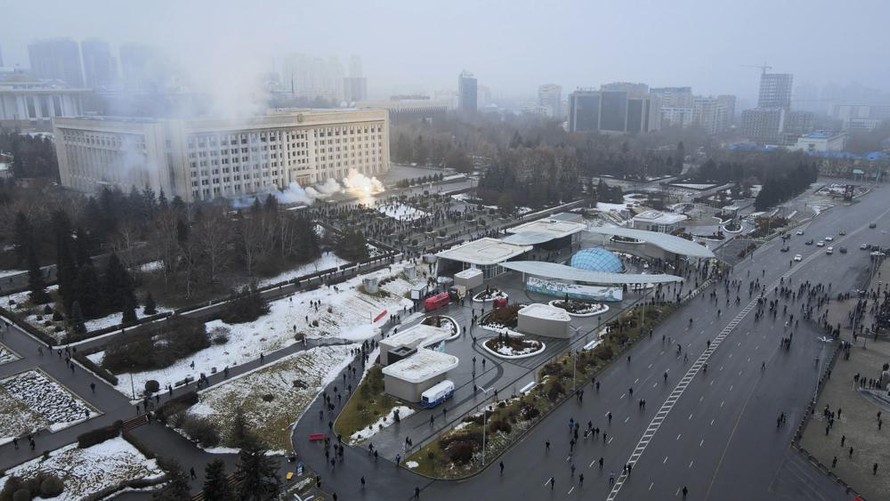 Khói bốc lên từ tòa nhà tòa thị chính Almaty - thành phố lớn nhất Kazakhstan. Ảnh: AP