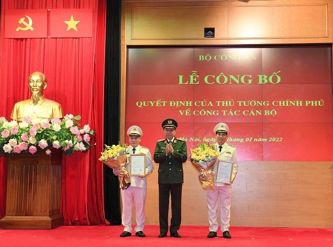 Thừa ủy quyền, Bộ trưởng Tô Lâm trao Quyết định bổ nhiệm chức vụ Thứ trưởng Bộ Công an đối với Thiếu tướng Lê Văn Tuyến và Thiếu tướng Nguyễn Văn Long.