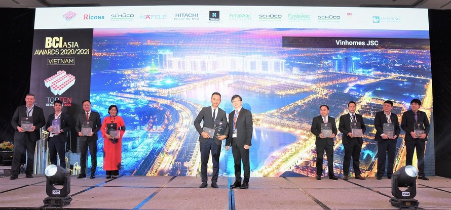 Ông Nguyễn Đức Quang – Phó Tổng giám đốc Kinh doanh và Marketing (bên trái) đại diện Vinhomes nhận giải từ Ban Tổ chức 